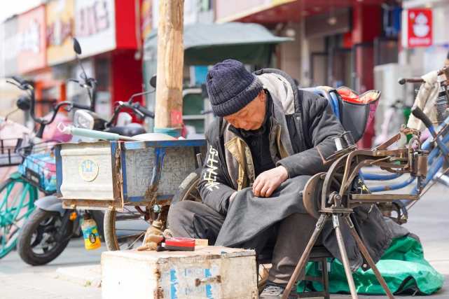是给工业大学内的学生们修鞋,因修鞋价格低而被学生们不断上传到网络