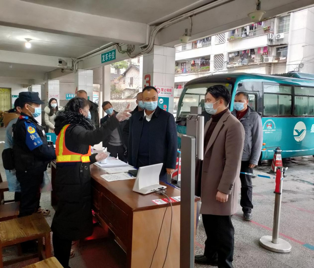 雷虎檢查清遠粵運連山汽車客運站疫情防控情況(攝影:賀愛娟)在連山