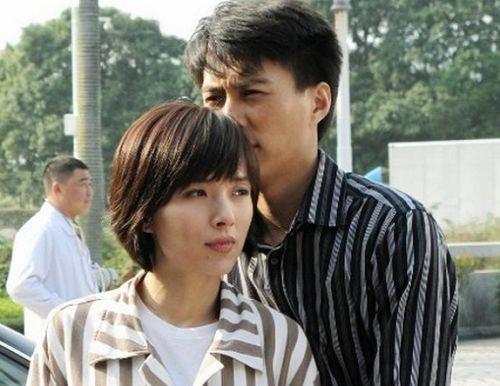 2010年,李佳和靳东共同出演电视剧《青春不言败.