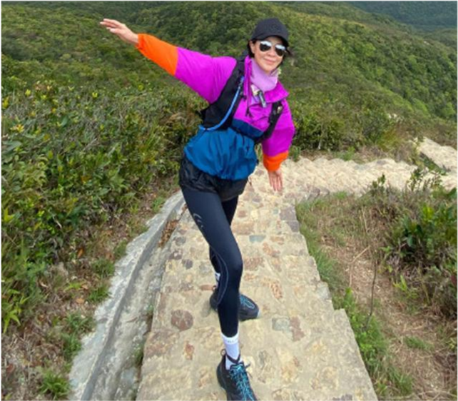 漂亮女孩穿瑜伽裤,到底能不能去爬山?怎么有人说会很危险?_腾讯新闻