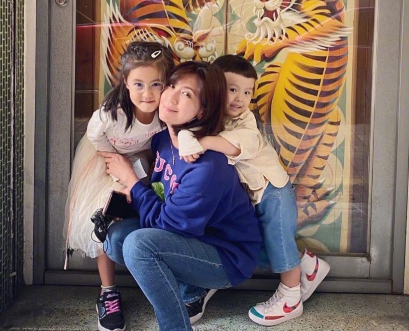 47岁贾静雯被催生四胎已生仨女儿不愿再生修杰楷态度让人意外