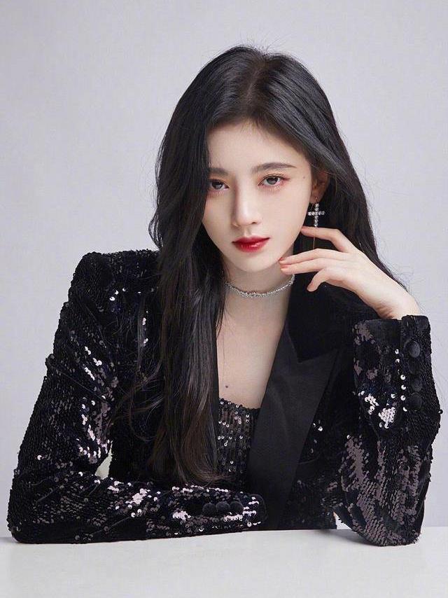 鞠婧祎不愧是四千年美女,无论是御姐风高冷,还是甜美风都能驾驭