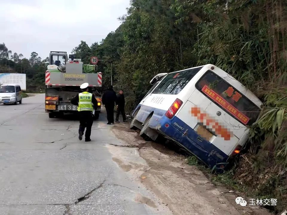 2月4日上午7时许,陆川县乌石镇的李某驾驶桂k7**9号客车往陆川县城