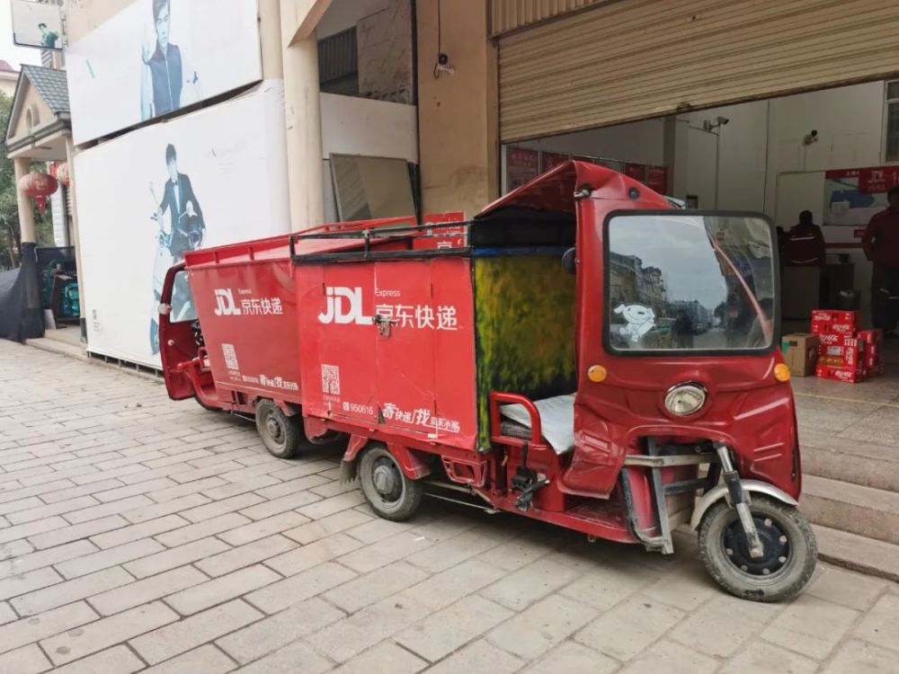 撞击李某某停放在京东快递门口的两辆电动三轮车后,电动三轮车刮擦