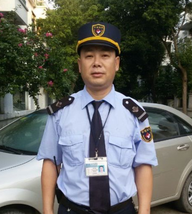 缤纷汇4栋某单位业主曾先生来电表扬祈福物业巴士司机陈炳坚拾金不昧