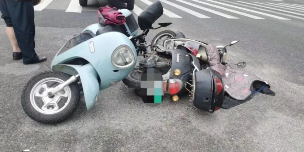 现场直击电动车逆向行驶撞了