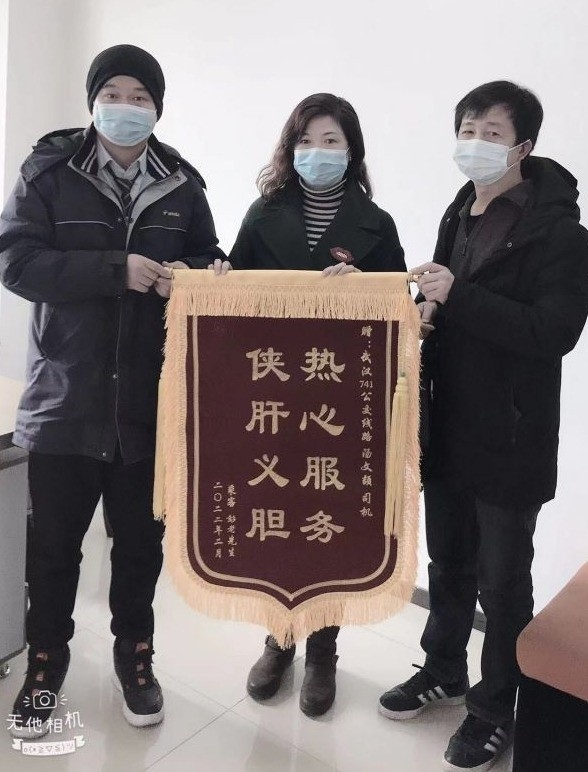 八旬老人迷路 热心公交司机助其与家人团聚 腾讯新闻