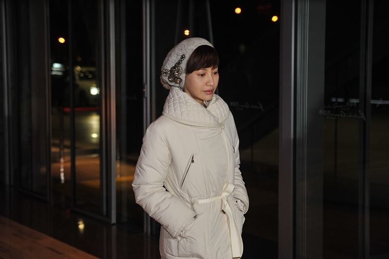 杨雪的搭配很时髦，40多岁的她穿着简单的白色服装，还是很年轻