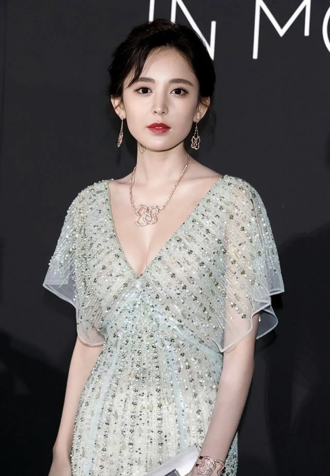 古力娜扎太妖艳了穿着鱼尾裙大秀好身材