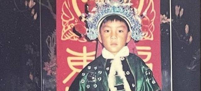 吴彦祖在美国参加农历新年巡游,童年在照片曝光,从小就这么帅