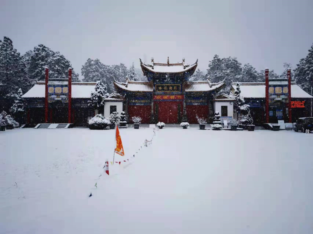 楚雄多地下雪啦雪景虽美更要注意安全