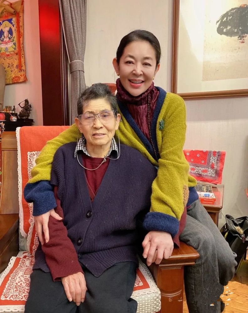 倪萍再怎么装也不漂亮,尖下巴抢镜很吓人,没90岁母亲看着舒服!插图