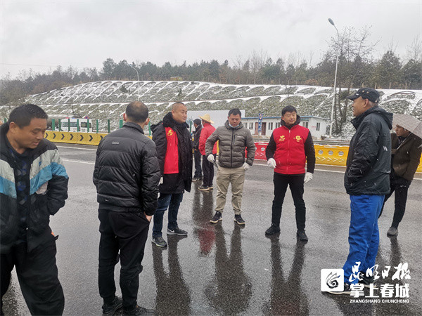 以雪为令闻雪而动盘龙区双龙街道全力做好雪天道路保通工作