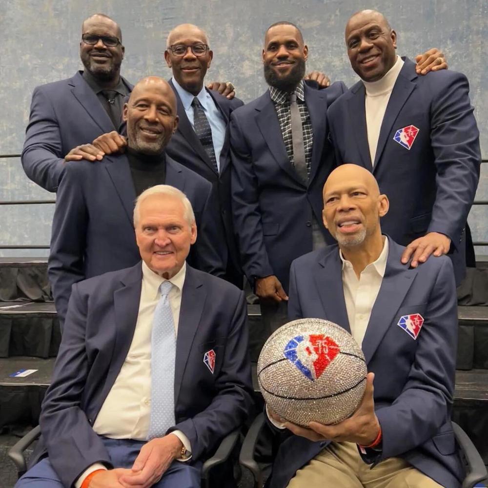 nba球迷将科比布莱恩特拍进了湖人队75大球星的合照中