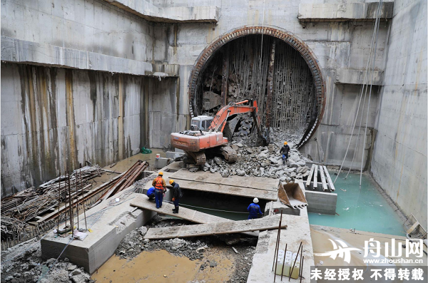 全媒体快报鲁家峙至东港海底公路隧道右线贯通