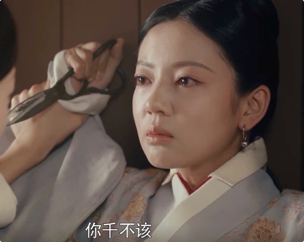 至于第三位美女,则是王艳饰演的尚食女官,第一集