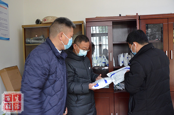 温江区教育局杨开华一行到光华馨城中学检查防疫物资管理工作