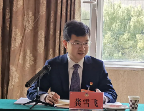 官方履历显示,2002年9月,龚雪飞进入宁夏大学人文学院汉语言文学专业