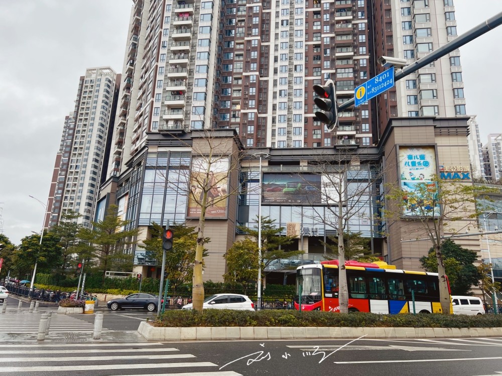 实拍广州市白云区"云门"商场,靠近嘉禾望岗地铁站,人气却一般