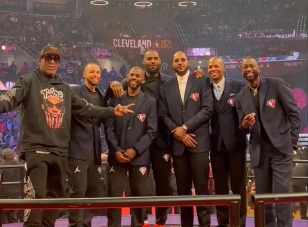 在一张后来在网上获得了大量关注的照片中,nba75名球星被分成了两组.