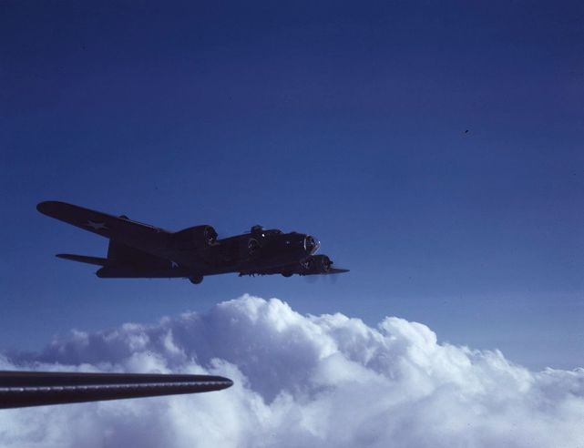 彩色老照片二战时期美国波音公司生产的b17轰炸机