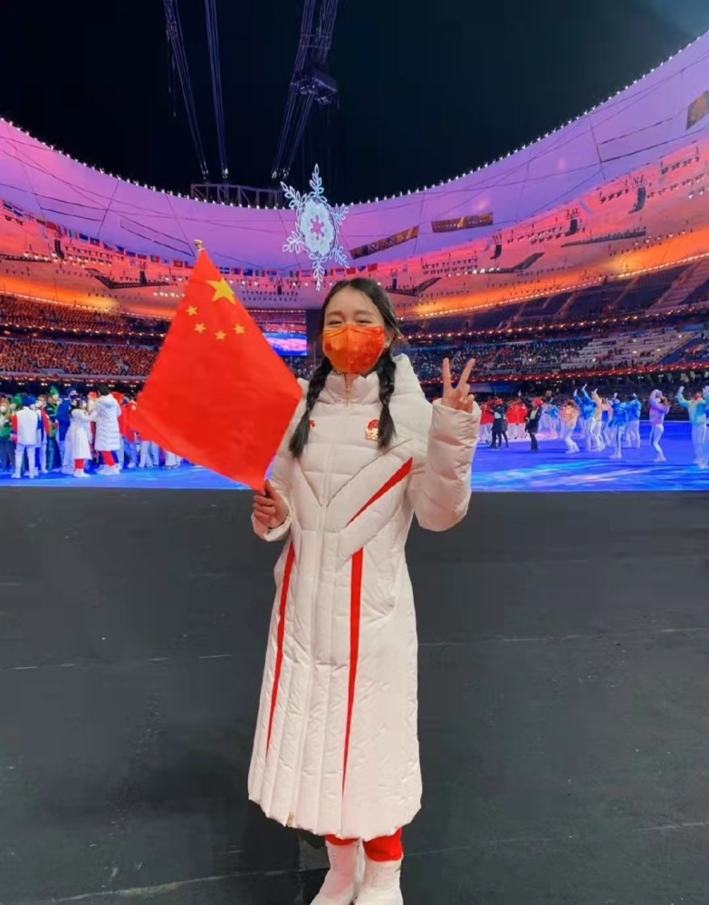 朱易晒与冰冰墩的合影19岁的花滑小姐姐期待你在米兰能够绽放