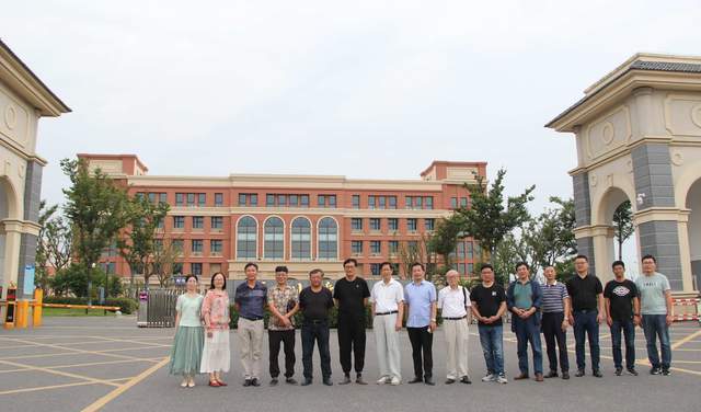 2017年5月,通州湾三余中学更名为通州湾中学;2017年8月,通州湾中学新