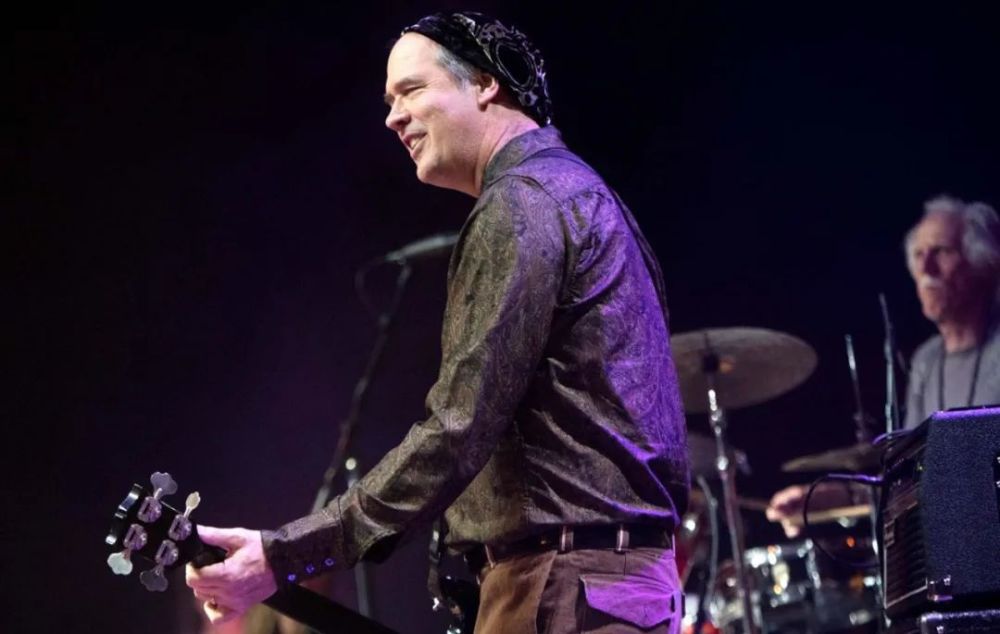 涅槃乐队nirvana的贝斯手krist novoselic在一篇已删除的推文表示,他