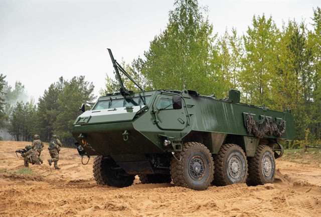 芬兰帕特里亚6×6装甲运兵车,简单可靠的装备_腾讯新闻