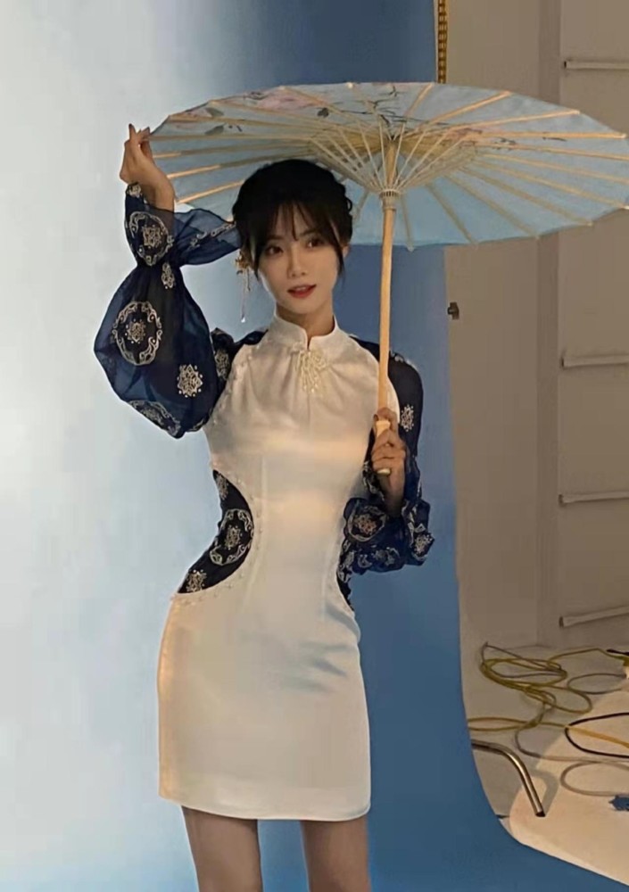 展现了绝佳的身材,也让很多人感叹旗袍这种具有古典美的衣服,小钰穿在