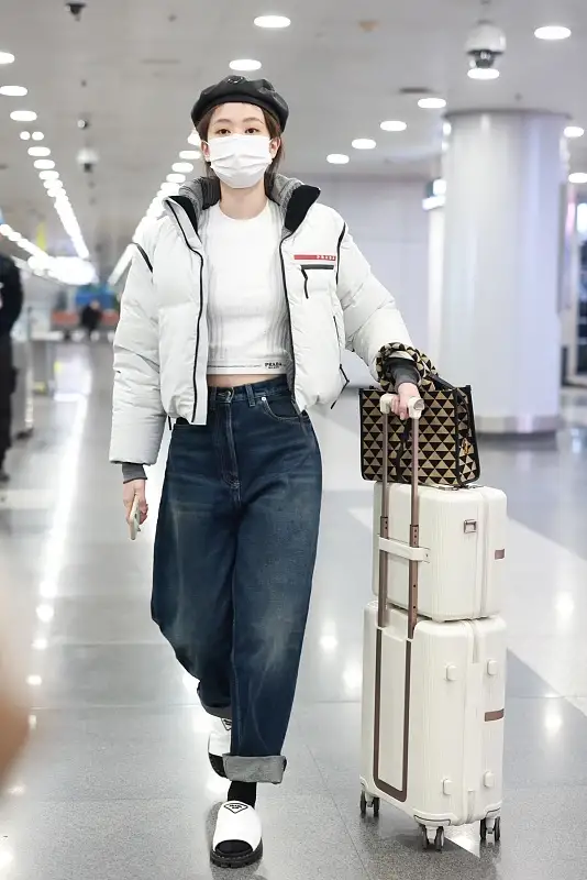 乔欣走机场零下温度穿露脐装配拖鞋打扮清凉比前辈杨幂还招摇