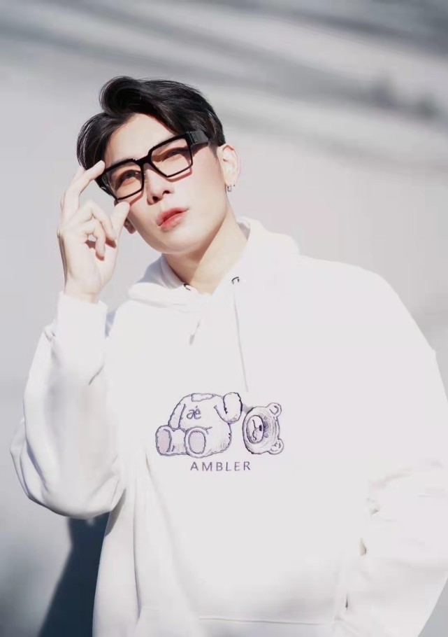 据悉,mewsuppasit苏帕西因拍摄《与爱同居》走红,粉