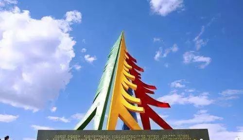 从县城能看到森林覆盖的南山公园.