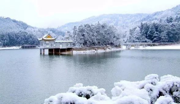 山靜水流開畫景,鳶飛魚躍悟天機.