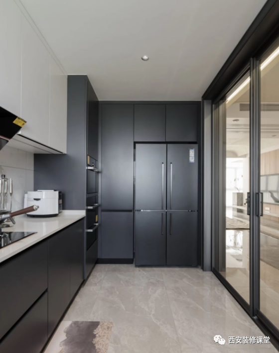 如图u型厨房布局,利用进门右手高柜定制,同时满足冰箱的隐藏以及