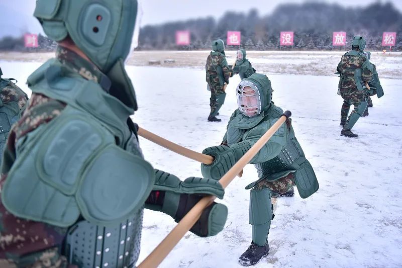 火箭军某部迎风战雪组织野外驻训和百公里徒步行军介绍上海英语小报
