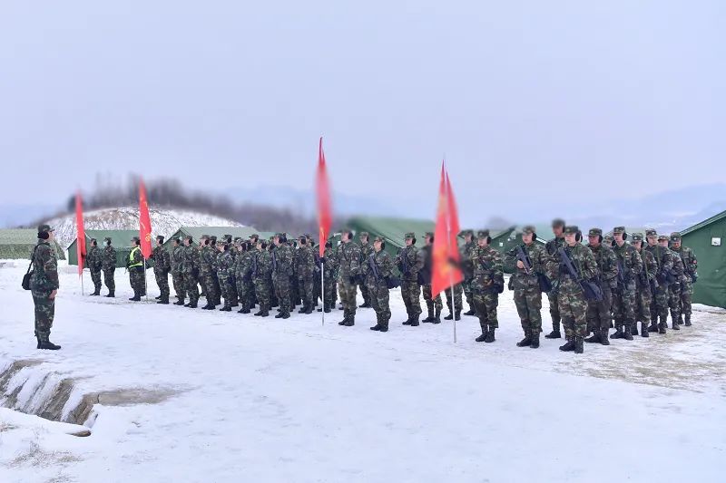 火箭军某部迎风战雪组织野外驻训和百公里徒步行军介绍上海英语小报