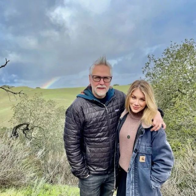 据报道,两人于2015年相恋,是通过《超人前传》演员麦克·罗森鲍姆认识