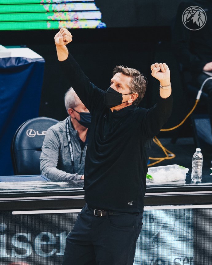 一年前的今天芬奇教练被正式任命为森林狼主帅