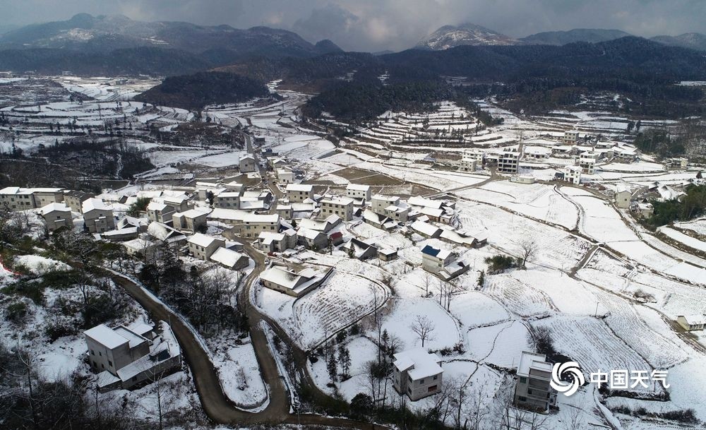 航拍贵州松桃村庄雪后披银装宛如冰雪世界