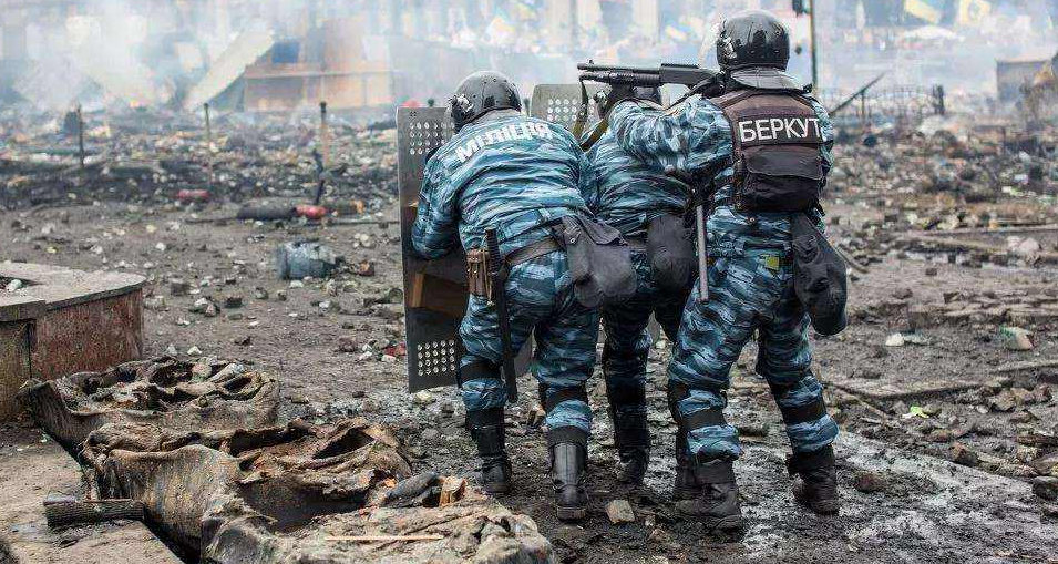 特警都能给暴徒下跪傀儡国家乌克兰命运早在八年前就已注定