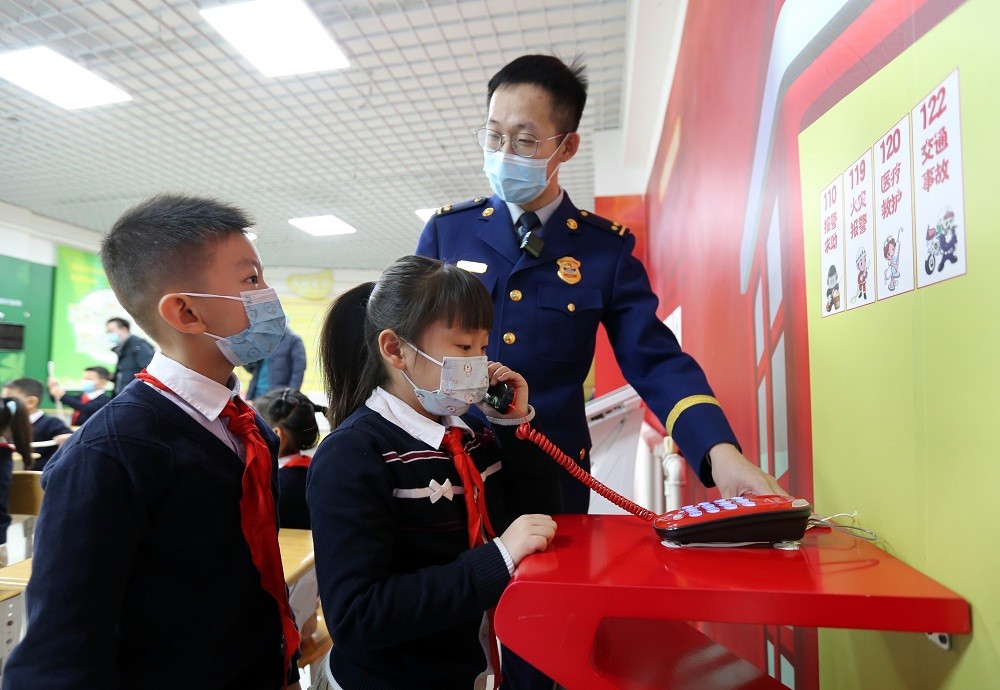 新学期消防安全进校园教小学生教科书式拨打119