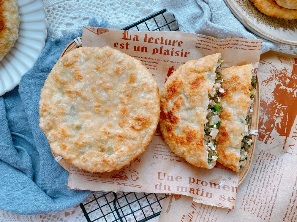 12块一个的酸菜麦饼,皮薄馅多,外皮金黄酥脆,自己在家就能做