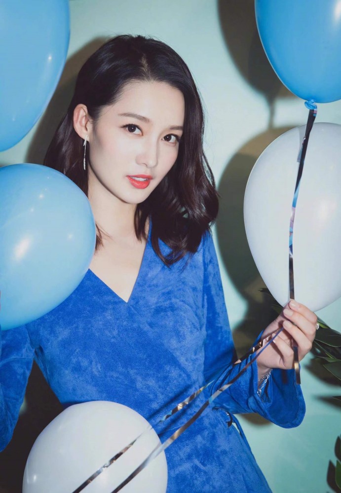 李沁越来越好看穿蓝色雾绒裙温柔又大方女性美展现得淋漓尽致