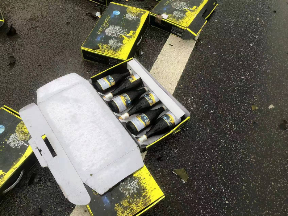 惊险桂p小货车爆胎失控撞上高速公路护栏车上红酒散落一地