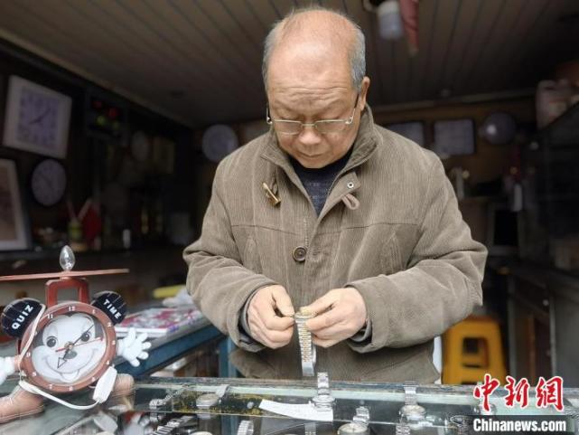 浙江修表匠54年钟表人生：手艺人更是“守艺人”_腾讯新闻