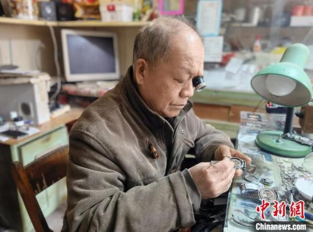 浙江修表匠54年钟表人生：手艺人更是“守艺人”_腾讯新闻