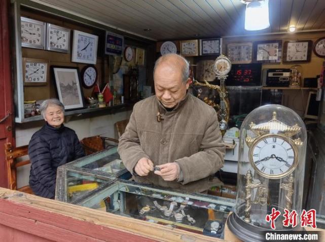 浙江修表匠54年钟表人生：手艺人更是“守艺人”_腾讯新闻
