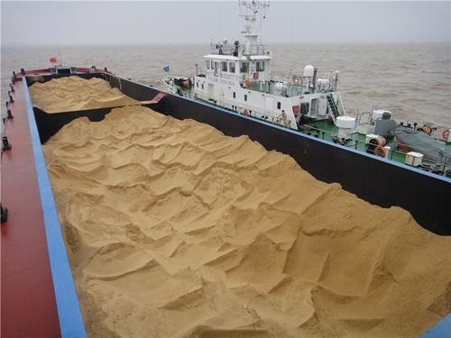 散货船的船只结构决定了它啥都能拉的优点,砂石,木材,钢材,粮食,长江