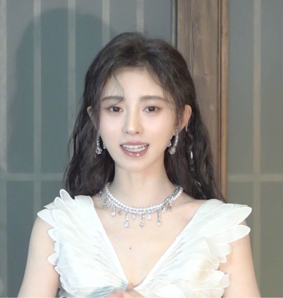 换妆如换头鞠婧祎4次脱下半永久妆颜值下滑发际线却始终没变